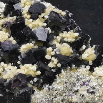 563gNatural violeta fluorite vizlas, kas saistīti klastera minerālu paraugu DZIEDINĀŠANAS KVARCA KRISTĀLA PĒRLE