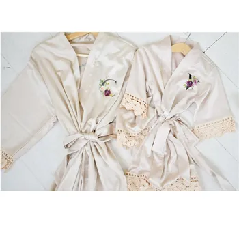 Pasūtījuma nosaukums komandas līgavas tērpu mežģīnes ziedu līgavas tērpu gatavojas halāti puķu meitene zīda kimono, halāti kāzu dāvanu