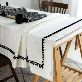 Vienkārša balta kokvilnas auduma galdauts black pompom bārkstis, dekoratīvās melna balta houndstooth galda runner ministru kabineta putekļu vāciņu