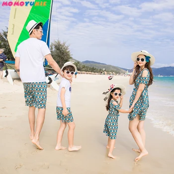 Vasaras kleita pludmales smiltis, siksnas māte un meita, kleita sen gadījuma māte meitu kleitas ģimenes atbilstošas drēbes ģimenes izskatās