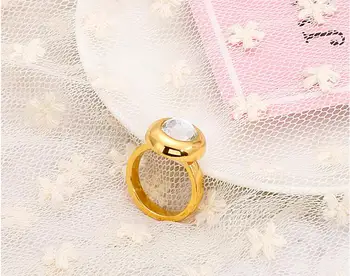Modes kostīms rotaslietas dzeltenā zelta krāsā, kas piepildīts liels akmens gredzens dizainparaugiem, attiecībā uz sievietēm
