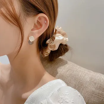 Korejiešu versija temperaments vienkāršs dizains justies hit krāsu auskari salds girl personības modes auskari.