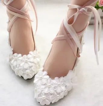 Vidējais papēža kāzu sūkņi, kurpes, mežģīnes, ziedi ilgi sexy satīna lente siksnas līgavas kurpes salds roku darbs plus lieluma līgavas kurpes
