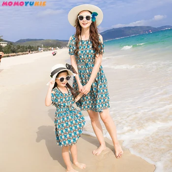 Vasaras kleita pludmales smiltis, siksnas māte un meita, kleita sen gadījuma māte meitu kleitas ģimenes atbilstošas drēbes ģimenes izskatās