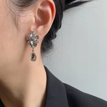 Japānas un korejas ģeometriskā spīd pilienu formas auskari, ir 2021. jaunu tendenci modes vienkārša sieviete auskari