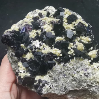 563gNatural violeta fluorite vizlas, kas saistīti klastera minerālu paraugu DZIEDINĀŠANAS KVARCA KRISTĀLA PĒRLE